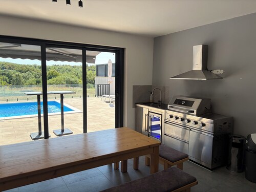 Modern villa with pool, jacuzzi, and sauna for family relaxation in Bilogora.