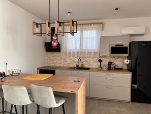 Réfrigérateur, four à micro-ondes, un four, surface de cuisson
