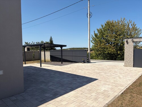 Modern villa with pool, jacuzzi, and sauna in Bilogora for family relaxation.