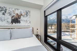 2 bedrooms, iron/ironing board, travel cot, WiFi - Edge-of-Ascent | Pool, Hot Tub & Fitness | Parking (Canmore)