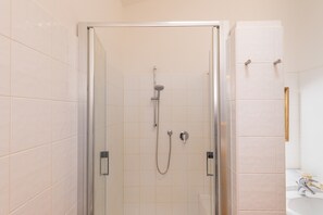 Shower, towels - Holiday Home 'Al Settimo Cielo' with Hill Views, Private Terrace, Wi-Fi, AC (up to 6 guests) (Chianni)