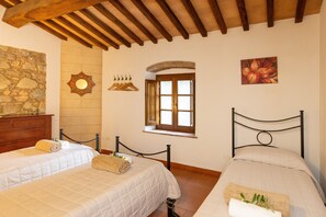 2 bedrooms, WiFi, bed sheets - Holiday Home 'Al Settimo Cielo' with Hill Views, Private Terrace, Wi-Fi, AC (up to 6 guests) (Chianni)