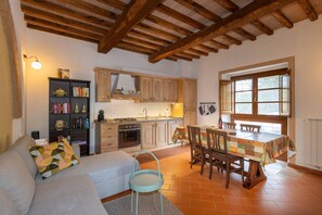 Interior - Holiday Home 'Al Settimo Cielo' with Hill Views, Private Terrace, Wi-Fi, AC (up to 6 guests) (Chianni)