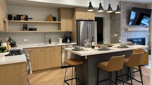Coffee/tea maker, fridge, microwave, oven - Alpine Ascent - Pool, Hot Tub & Fitness - Parking (Canmore)