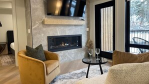TV, fireplace - Alpine Ascent - Pool, Hot Tub & Fitness - Parking (Canmore)
