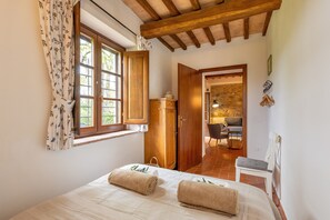 2 bedrooms, iron/ironing board, WiFi, bed sheets - Holiday Home 'Casa Sogno Italiano Tuscany' with Stunning Views, Wi-Fi & AC (5-6 Guests) (Chianni)