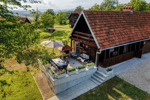 Gemütliches Holzhaus am Fluss für ruhigen Familienurlaub in der Natur.