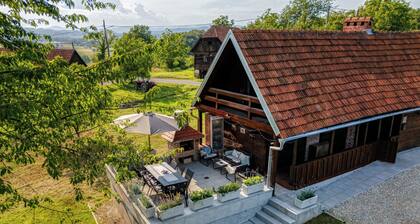 Gemütliches Holzhaus am Fluss für ruhigen Familienurlaub in der Natur.