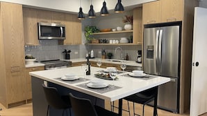 Private kitchen - Sunrise Ascent - Lock-Off - Pool & Hot Tub (Canmore)