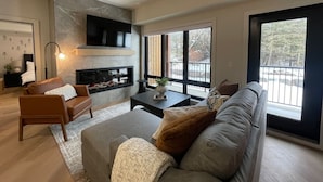 Living area - Sunrise Ascent - Lock-Off - Pool & Hot Tub (Canmore)