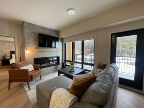 TV, fireplace - Sunrise Ascent - Lock-Off - Pool & Hot Tub (Canmore)