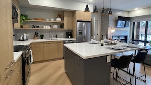 Private kitchen - Sunrise Ascent - Lock-Off - Pool & Hot Tub (Canmore)