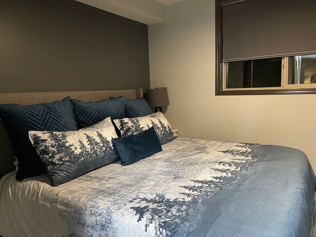 Iron/ironing board, travel crib, WiFi, bed sheets