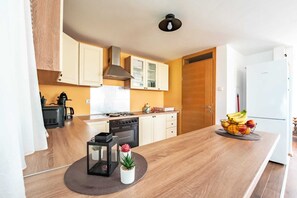 Frigorífico, microondas, horno y placa de cocina