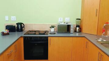 Micro-ondes, four, plaque de cuisson