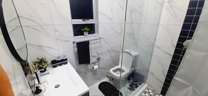 Douche, serviettes fournies, savon, papier de toilette