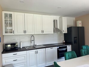 Fridge, microwave, oven, stovetop - Elegant villa with pool, jacuzzi, and sauna in green Zagorje. (Gornja Stubica)