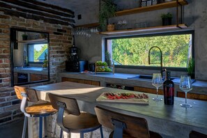 Réfrigérateur, four à micro-ondes, un four, surface de cuisson