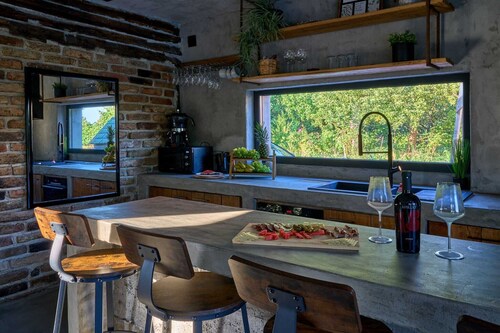 Modern home with jacuzzi and sauna near the Kupa River for relaxation.