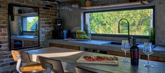 Modernes Haus mit Jacuzzi und Sauna nahe der Kupa für erholsamen Urlaub.