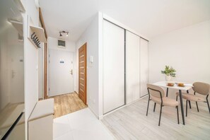 Dining - Tauron Arena - Parking, Balcony, AirCon - by Rentujemy (Kraków)