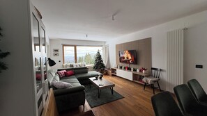 TV, table football - Forest home with pool, sauna, and jacuzzi in the heart of Gorski Kotar. (Ravna Gora)