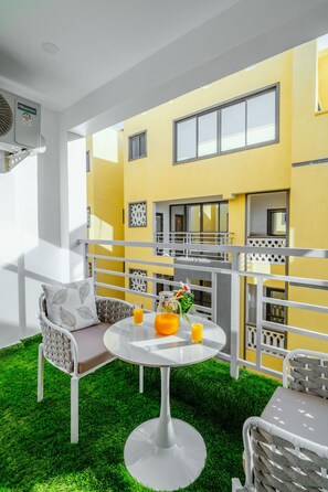 Outdoor dining -  2-bedroom apartment  in Nyali/AC, 2 mins walk to the beach with Gym and pool. (Mombasa)
