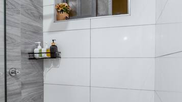Dusche, Haartrockner, Bidet, Handtücher