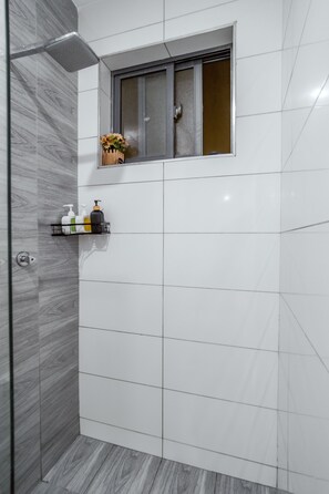 Shower, hair dryer, bidet, towels -  2-bedroom apartment  in Nyali/AC, 2 mins walk to the beach with Gym and pool. (Mombasa)