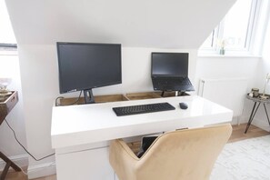A modern office space with a white desk, two monitors, a keyboard, and a mouse. - The Lily  Suite with parking (Berkshire)