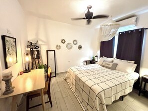 Apartamento superior, sacada | Cortinas blackout, ferros/tábuas de passar roupa, Wi-Fi de cortesia