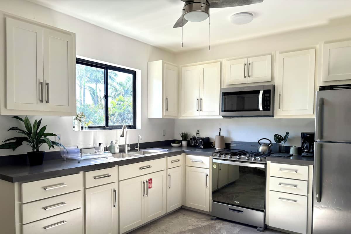 Réfrigérateur grande capacité avec congélateur, four à micro-ondes