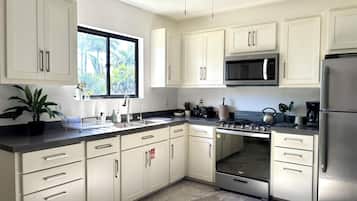 Appartamento Superior, balcone | Cucina privata | Frigorifero con congelatore, microonde, forno, macchina per tè/caffè