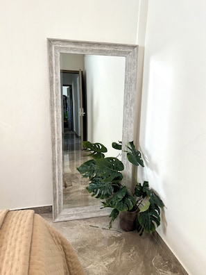 Individually furnished, desk, laptop workspace, blackout drapes - Downtown Prime Apartment - Walk to Ferry (Belize City)