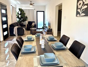 Apartamento superior, sacada | Área de estar