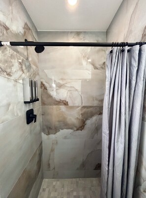 Apartamento superior, sacada | Banheiro | Produtos de toalete grátis, secador de cabelo, toalhas de banho