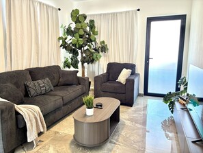 高級公寓, 陽台 | 起居區 | 50-吋平面電視，提供有線頻道