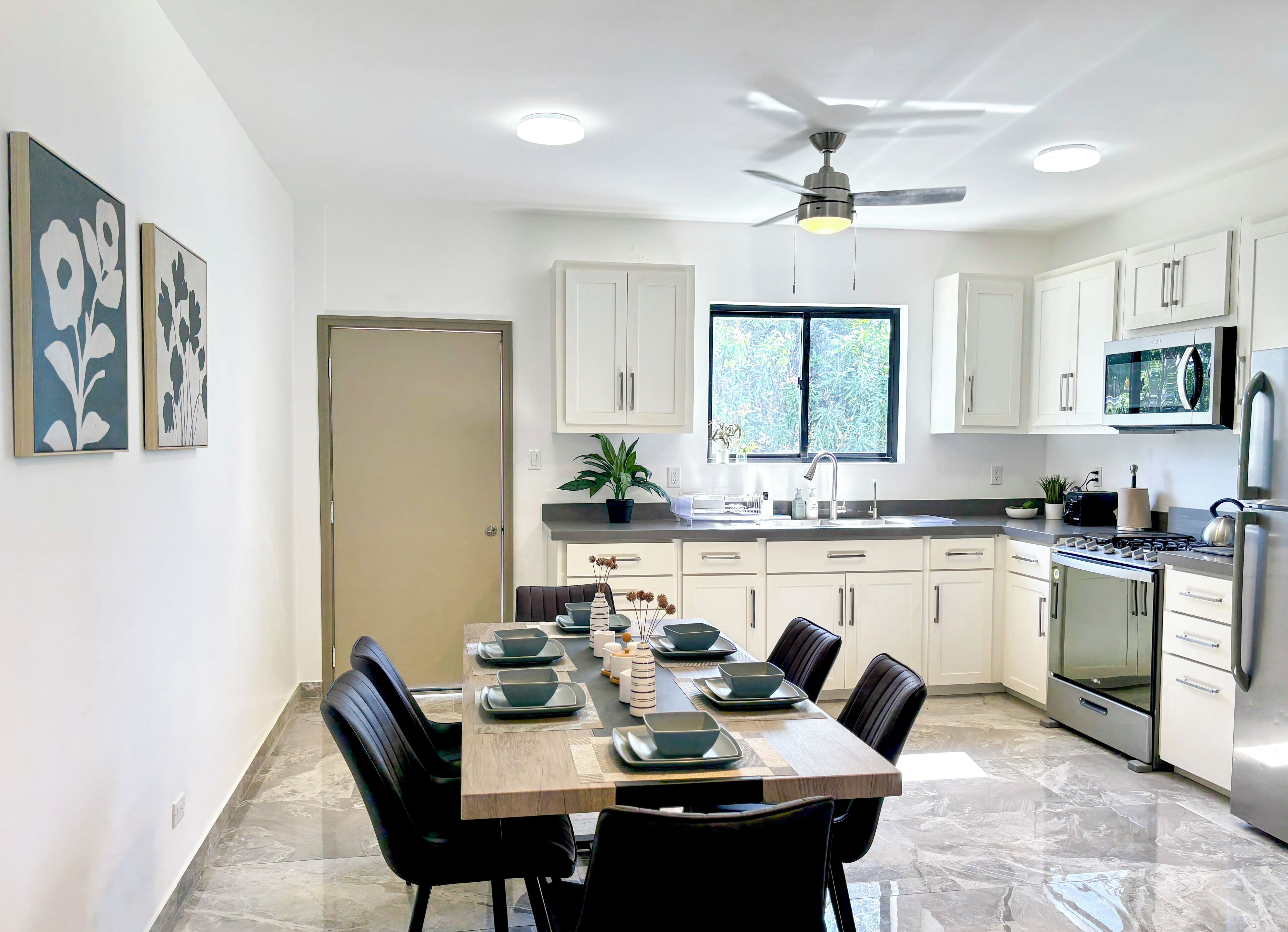 Premium appartement, balkon | Privékeuken | Een koelkast/vriezer, een magnetron, een oven