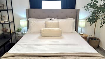 Apartamento superior, sacada | Individualmente mobiliados, escrivaninha