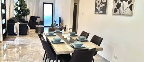 Apartamento superior, balcón | Interior