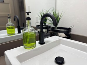 Apartamento superior, sacada | Banheiro | Produtos de toalete grátis, secador de cabelo, toalhas de banho