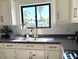 Refrigerador con freezer, microondas, horno, cafetera/tetera