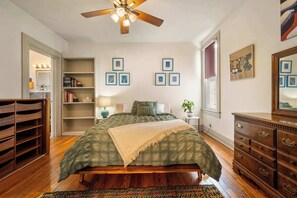 2 bedrooms, desk, iron/ironing board, WiFi - The Charles House • Garden Patio & Vinyl Lounge (Louisville)