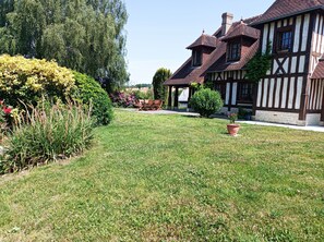 Property grounds - 40mn from the Côte d'Albâtre, Normandy House of Character. Equestrian stopover gite. (Saint Germain Sur Bresle)