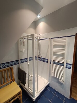 Sèche-cheveux, savon, papier toilette