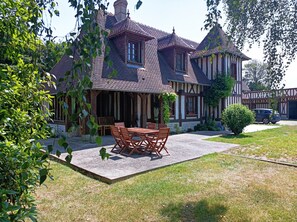Outdoor dining - 40mn from the Côte d'Albâtre, Normandy House of Character. Equestrian stopover gite. (Saint Germain Sur Bresle)