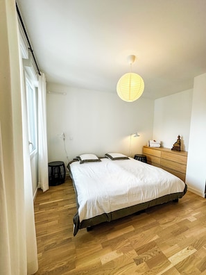 3 bedrooms, iron/ironing board, internet, bed sheets