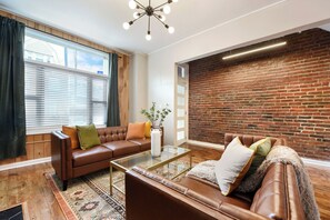 TV - Historic 5Bed Near DT, Butler St, Strip District (Pittsburgh)