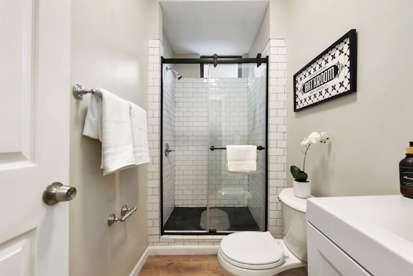 Shower, hair dryer, towels, soap - Historic 5Bed Near DT, Butler St, Strip District (Pittsburgh)