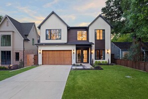 Exterior - 6BD/5BA of Modern Elegance | Cinema, Games, HotTub (Dallas)